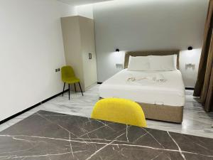 Postel nebo postele na pokoji v ubytování Grey Suite at Piraeus Port