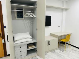 Postel nebo postele na pokoji v ubytování Grey Suite at Piraeus Port
