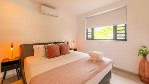 Rúm í herbergi á Casa di Chibi Chibi - Brand new apartment with pool close to the beach
