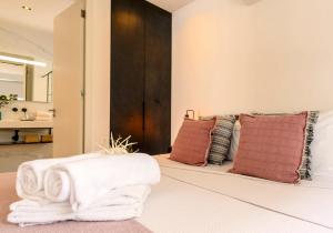 Rúm í herbergi á Casa di Chibi Chibi - Brand new apartment with pool close to the beach