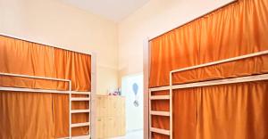 Giường trong phòng chung tại Lunar Beach Hostel
