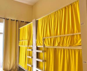 Giường trong phòng chung tại Lunar Beach Hostel