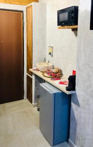 Una cocina con un mostrador con algo de comida encima. en Moya Suites 2 - SPA in Camera, en Roma