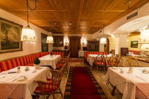 Restoran või mõni muu söögikoht majutusasutuses Hotel Plattenhof