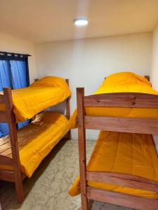 Postel nebo postele na pokoji v ubytování Hostal Leolei