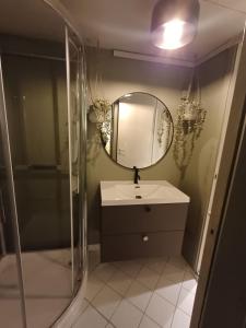een badkamer met een wastafel en een spiegel bij Ytre Markveien 37 in Bergen +11 foto's