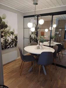 een eetkamer met een witte tafel en stoelen bij Ytre Markveien 37 in Bergen