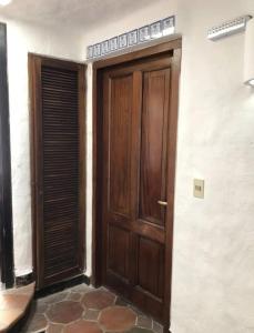 a pair of wooden doors in a room at Verano con vistas del atardecer en Casapueblo in Punta del Este +10 photos