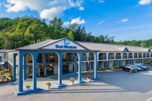 a front view of a hotel with a parking lot at Best Western Corbin Inn in Corbin