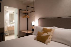 Een bed of bedden in een kamer bij Hotel Cetina Casa de Aguilar
