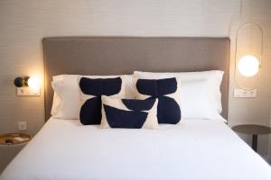 Een bed of bedden in een kamer bij Hotel Cetina Casa de Aguilar