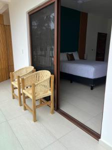 een spiegelbeeld van een slaapkamer met een bed en een spiegel bij Hotel Punta Colibrí in Puerto Escondido +2 foto's