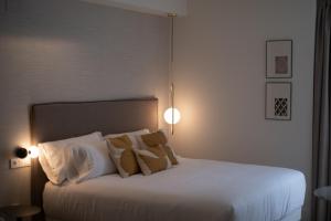 Een bed of bedden in een kamer bij Hotel Cetina Casa de Aguilar