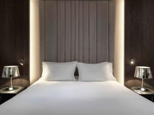 Postel nebo postele na pokoji v ubytování Sofitel Athens Airport