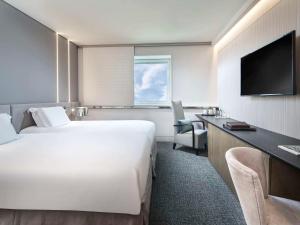 TV a/nebo společenská místnost v ubytování Sofitel Athens Airport