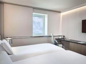 Postel nebo postele na pokoji v ubytování Sofitel Athens Airport