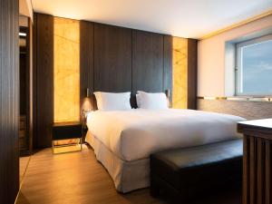 Postel nebo postele na pokoji v ubytování Sofitel Athens Airport