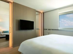 TV a/nebo společenská místnost v ubytování Sofitel Athens Airport