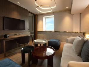 TV a/nebo společenská místnost v ubytování Sofitel Athens Airport