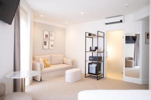 een woonkamer met een bank en een tafel bij Hotel Cetina Casa de Aguilar in Córdoba
