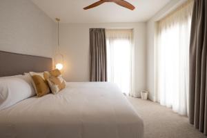 Een bed of bedden in een kamer bij Hotel Cetina Casa de Aguilar