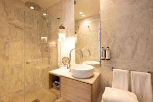 Een badkamer bij Hotel Cetina Casa de Aguilar