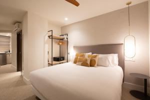 Een bed of bedden in een kamer bij Hotel Cetina Casa de Aguilar
