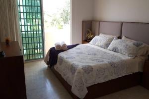 een slaapkamer met een bed met twee handdoeken erop bij House completely furnished Total privacy 8Pax in Cancun +25 foto's