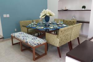 een eettafel met stoelen en een vaas erop bij House completely furnished Total privacy 8Pax in Cancun