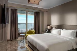 Un pat sau paturi într-o cameră la Radisson Blu Hotel Istanbul Ottomare