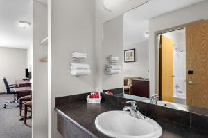 Koupelna v ubytování SureStay Plus Hotel by Best Western Hardisty