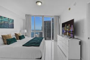 En eller flere senge i et værelse på Large Suites in Hotel W with bay views + 135 billeder