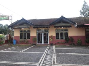 una casa en un estacionamiento en Hotel Anugerah Bondowoso, en Bondowoso