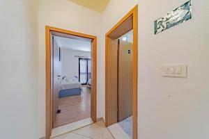 Postel nebo postele na pokoji v ubytování Apartments by the sea Ubli, Lastovo - 8344