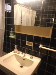 ein Badezimmer mit Waschbecken und Spiegel in der Unterkunft Emilia in Barraquero + 4 Fotos