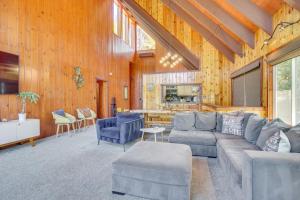 Gallery image of Cabin with Game Room and 2 Decks in Lake Arrowhead! in Lake Arrowhead