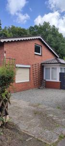 una casa in mattoni rossi con due porte garage di Monteurunterkunft Zentrum Neumünster a Neumünster