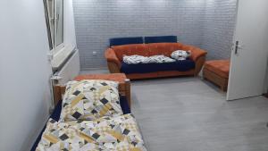 un soggiorno con un divano e un letto di Monteurunterkunft Zentrum Neumünster a Neumünster