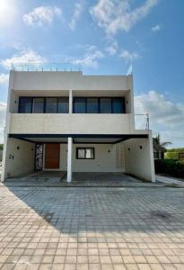un grand bâtiment blanc avec beaucoup de fenêtres dans l'établissement Casa Nah-ha, à Ciudad del Carmen