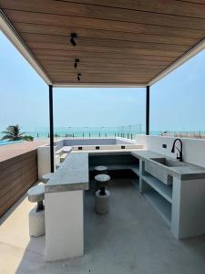- une cuisine avec une table et une vue sur la plage dans l'établissement Casa Nah-ha, à Ciudad del Carmen