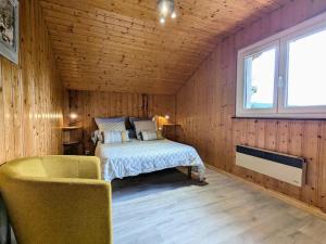 Ένα ή περισσότερα κρεβάτια σε δωμάτιο στο Chalet de Montagne Chaleureux avec Cheminée, Terrasse et Proche Ski - FR-1-589-2