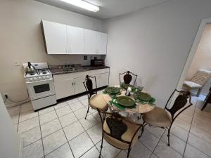 Η κουζίνα ή μικρή κουζίνα στο apartament rosarito downtown B
