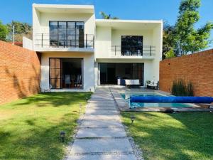 a house with a swimming pool in the yard at Industrialhaus Alberca privada y climatizada in Ahuatepec