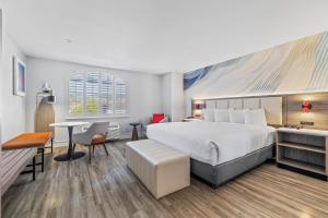 una habitación de hotel con una cama y un escritorio en Hotel Skye San Francisco Airport SFO FREE SHUTTLE!, en San Bruno