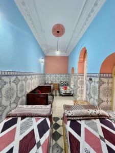 a room with two beds and a couch at Dar hiba in Océan