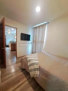 Μια τηλεόραση ή/και κέντρο ψυχαγωγίας στο Colibrí Villa, 800 m from Beach