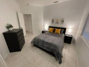 Ένα ή περισσότερα κρεβάτια σε δωμάτιο στο Cozy Pet-Friendly Residence