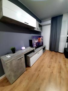 Un televizor și/sau centru de divertisment la Amazing Romeo & Juliet Loft Canet den Berenguer