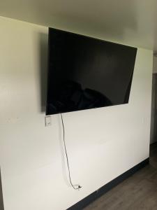 アンカレッジにある410 e 45th ave unit 4の白壁の薄型テレビ +6枚の写真