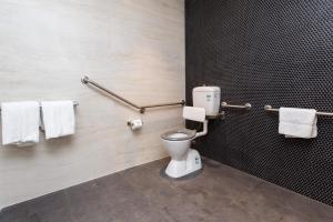 Koupelna v ubytování Quality Hotel Rules Club Wagga